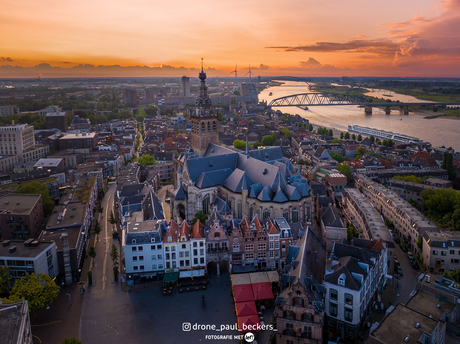 De zon kleurt nog even de stad Nijmegen