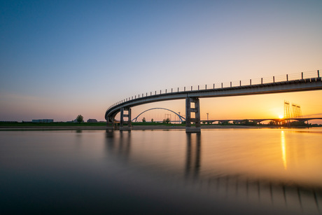 Zonsondergang langs de spiegelwaal