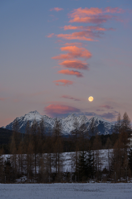 Maanondergang tijdens zonsopkomst