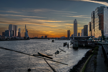 Rotterdam Nieuwe Maas tijdens zonsondergang