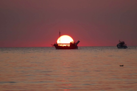 "Piratenboot" bij zonsondergang 
