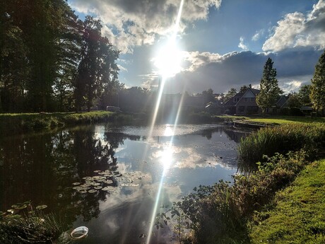 Zakkende zon naderd spiegelbeeld 