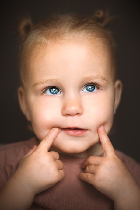Portret, meisje met haar vingers