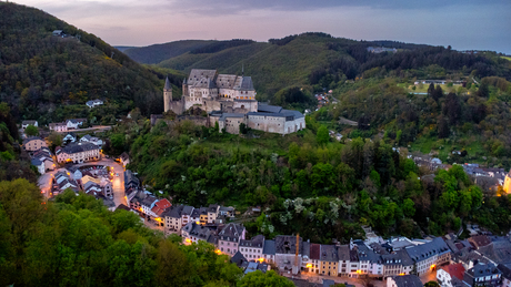 Kasteel Vianden tijdens zonsondergang.