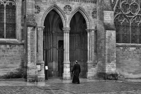 Naar de kerk.