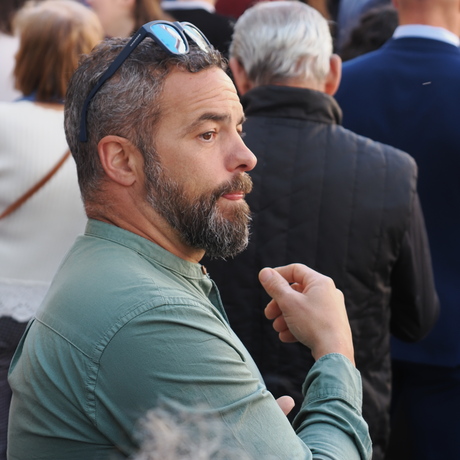 Toeschouwer met spiegelbril