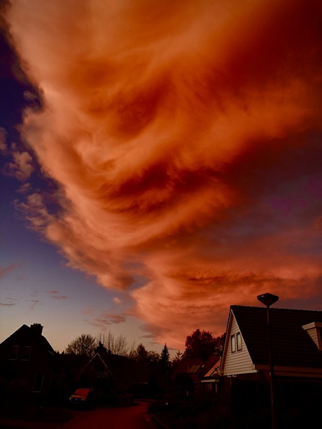 Mega wolk boven Drouwen.