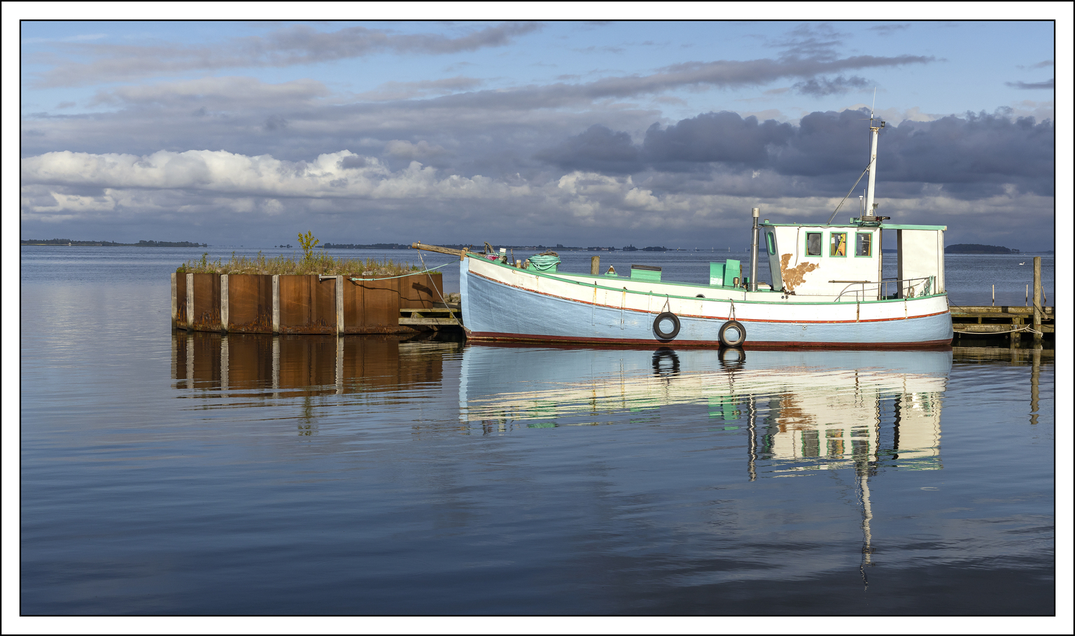 materiaal Sophie Gedeeltelijk houten boot met weerspiegeling - foto van corvangriet - Reizen - Zoom.nl
