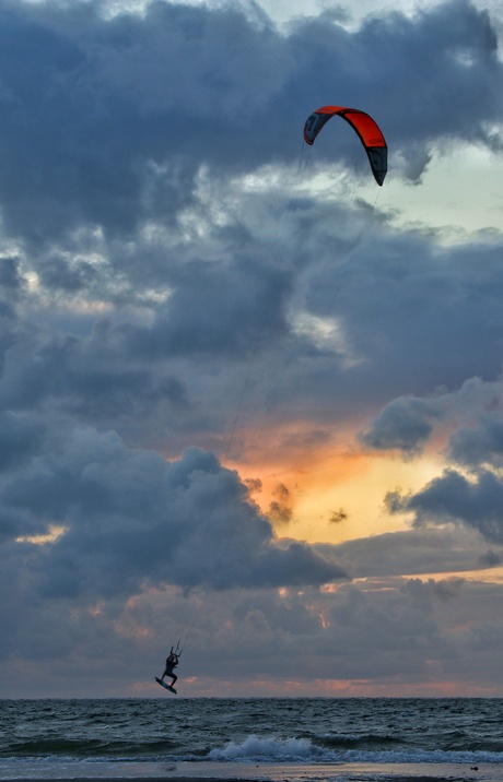 Kitesurfer na zonsondergang