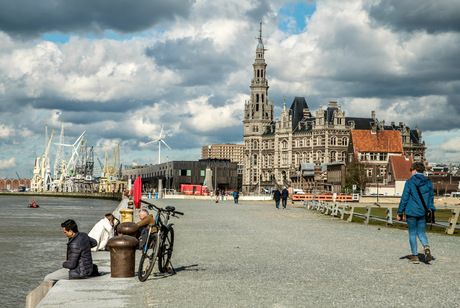 Wandelen langs de kaai