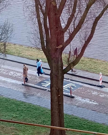 Lopen op de rijweg. 