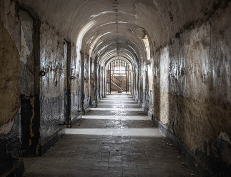 Gangpad in een verlaten gevangenis in Belgie