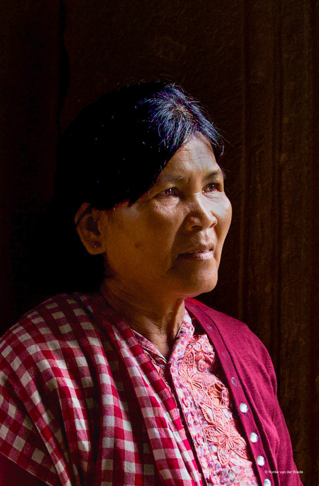 Oma van "verlegen Cambodjaans meisje"