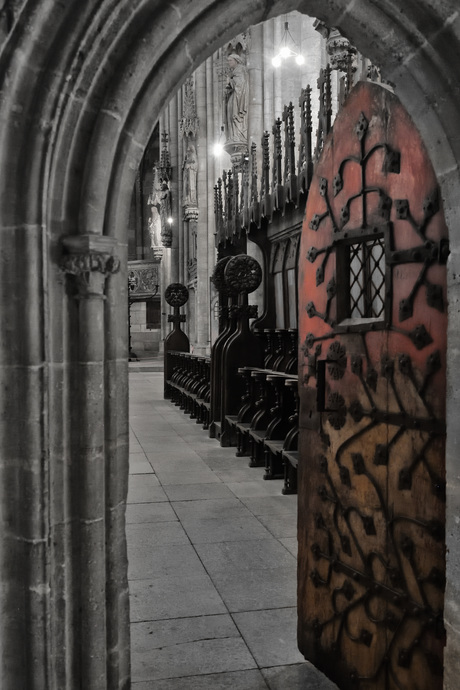 Door de deur. 