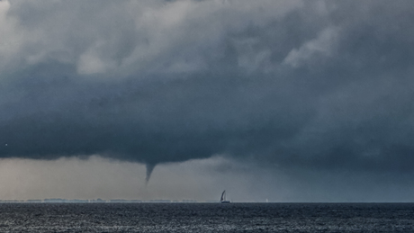 Waterhoos boven het IJsselmeer 