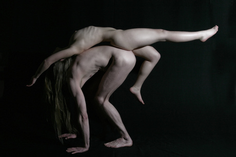 Artistiek acrobatisch naakt
