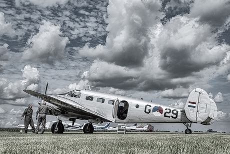 Inspectie van een vliegtuig bij de airshow van Oostwold