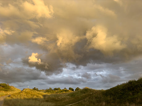 📍Texel – Donkere wolken boven de duinen bij De Koog .