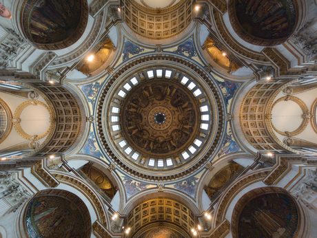 Omhoog kijken in St. Paul's Cathedral in London