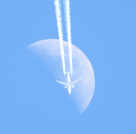 Vliegtuig tui naar de maan