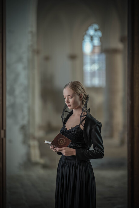 Altijd is Kortjakje ziek,  midden in de week, maar ’s zondags niet.  ’s Zondags gaat zij naar de kerk,   met een boek vol zilverwerk.