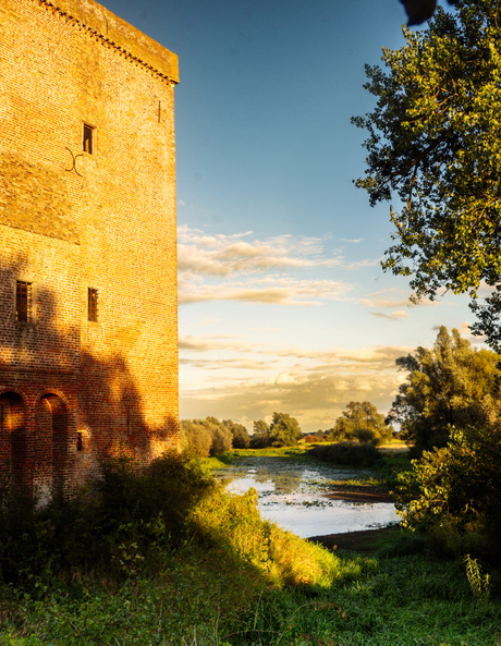 Zijarm van de IJssel met een ruine. 
