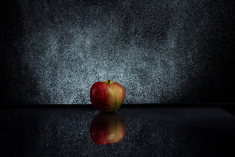 Een appel met reflectie