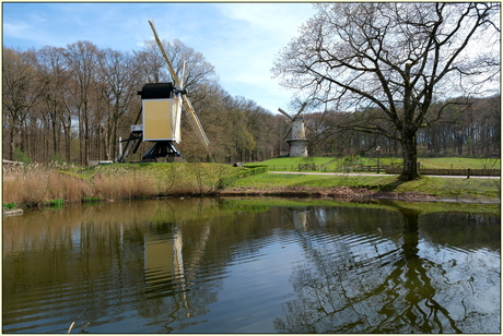 links: Standermolen, Huizen   rechts : Stellingmolen, Delft