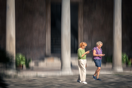 Verdiept in de telefoon 