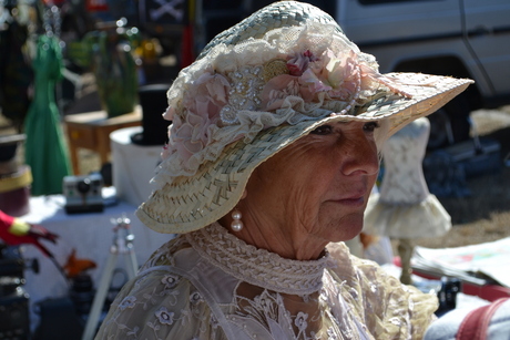 Oma op de antiek markt