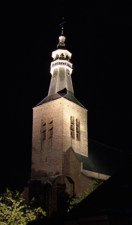 Mooi verlichte toren van St Maartensdijk