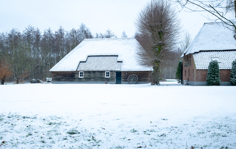 De schuur in het sneeuwlandschap