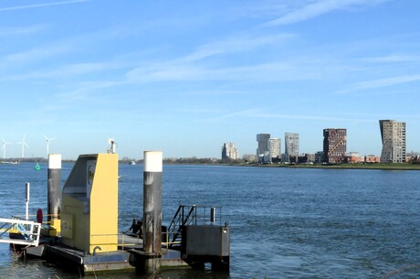 P1300609   Rozenburg   uitz op Maassluis  HET BALKON   5 app gebouwen  op rij 7 april 2026  