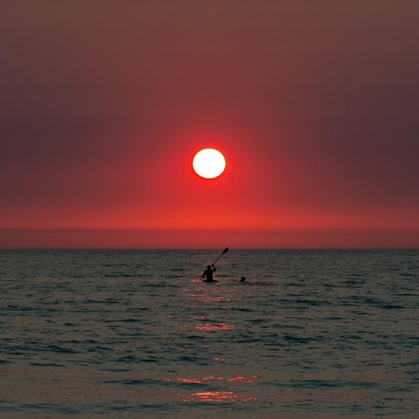 De zonsondergang tegemoet