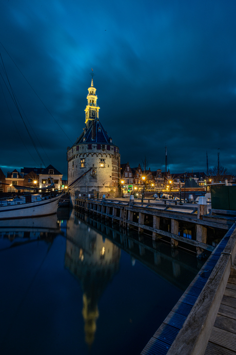 De hoofdtoren in de avond