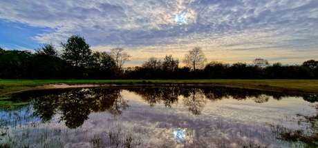 Wolken en weerspiegeling 