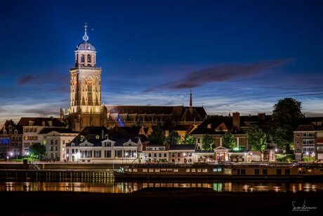 Lichtende nachtwolken boven de skyline van Deventer 