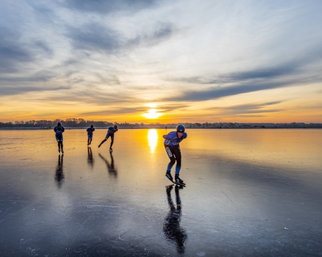 Zonsopkomst schaatsen friesland