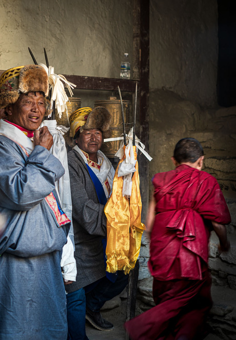 Monnik en bewakers bij de ingang van het paleis