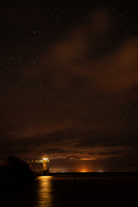 Oostmahorn, vuurtoren bij nacht