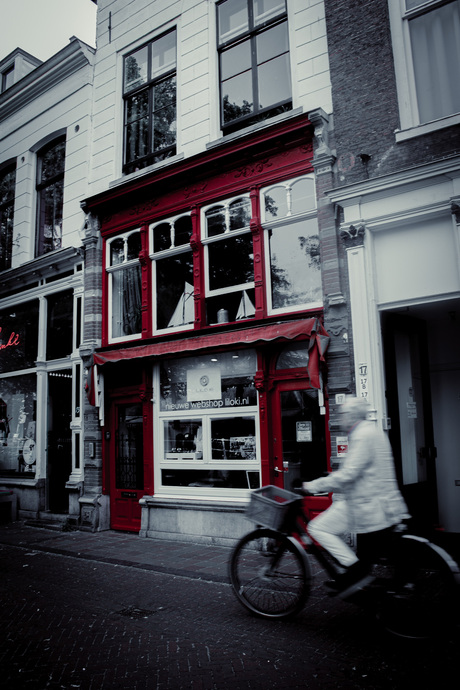winkeltje met fietser Delft