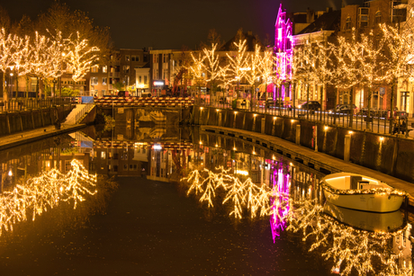 Kerstverlichting bij water in Breda