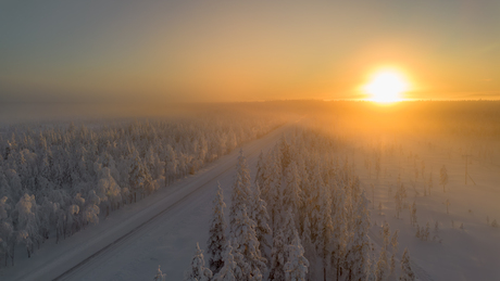Zonsopkomst boven de poolcirkel