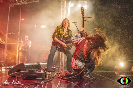 Ralph de Jong en Band in de regen tijdens het Rock-On-Outdoor festival in Nieuwe Pekela