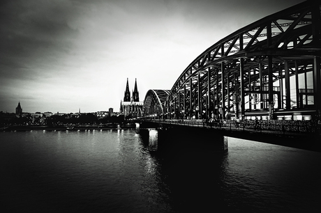 Die Brücke über die Rheine im Köln Deutschland 