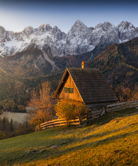 Een huisje op de helling van de Sloveense Alpen