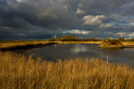 Zon en donkere wolken