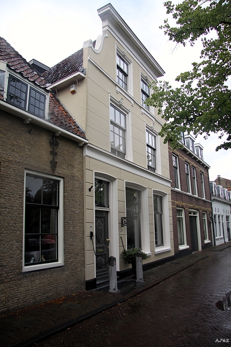 Een straatgezicht na een dikke regenbui 