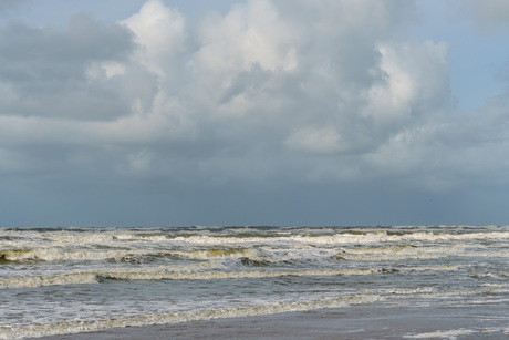 klein strand met wilde zee