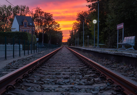 Avondgloed aan station Aalst Kerrebroek